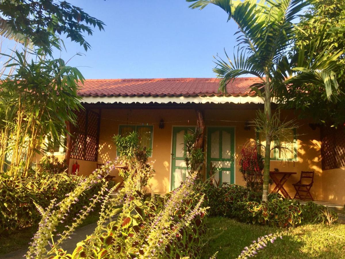 Soluna Guest House Pantai Cenang  Extérieur photo